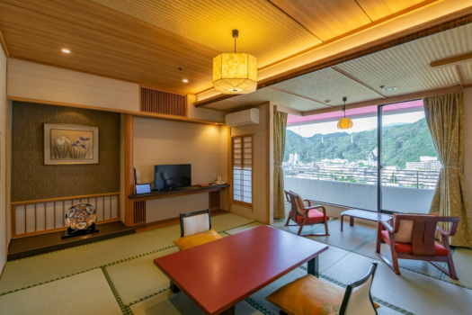 【本館和室】山々と鬼怒川の街並み、のどかな景観を望むお部屋です。