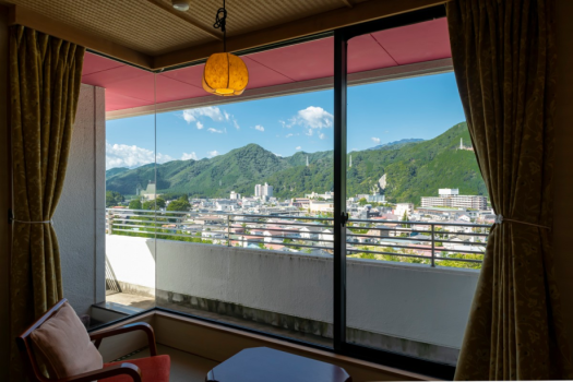 【本館和室】山々と鬼怒川の街並み、のどかな景観を望むお部屋です。