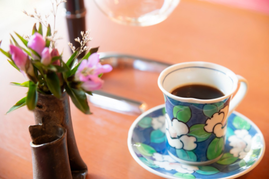 ゆったり広々したロビーラウンジでご到着後やご出立前のひとときをお過ごしください