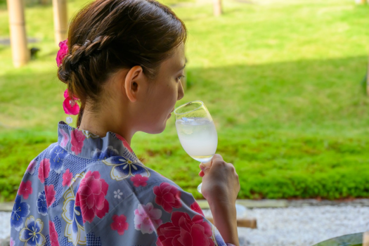 心地よい風、涼しげな池、溢れる緑をお楽しみください