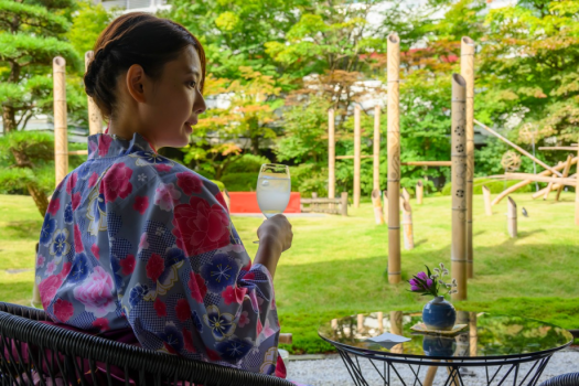心地よい風、涼しげな池、溢れる緑をお楽しみください