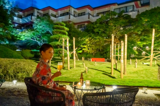 夜のテラスで軽く一杯。大人のひと時を。