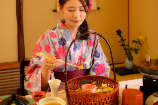 温泉旅行といえばやっぱり美味しいお料理！鬼怒川ならではの旬の会席にご期待ください