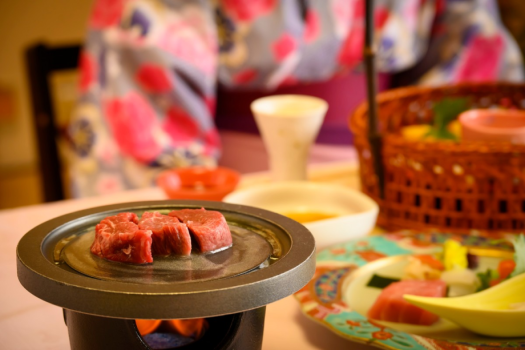 ジューシーで柔らかい牛陶板焼きをご堪能下さい