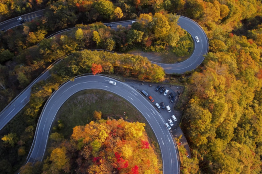 【いろは坂】日光市街と中禅寺湖・奥日光を結ぶ観光道路。秋には紅葉の絶景が楽しめるドライブコースです。