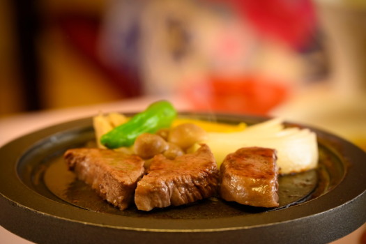 ジューシーで柔らかい牛陶板焼きをご堪能下さい