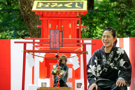 【おさるランド＆アニタウン】おさる神社では、福猿があなたの代わりにおみくじをひいてくれます！
