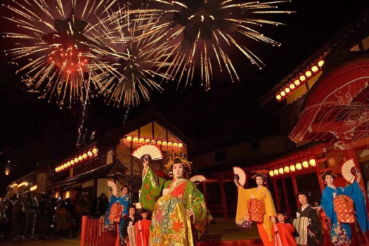 【Edo Wonder Night】夜の江戸時代を体験できる期間限定イベント。夜は打上花火が会場をさらに華やかに盛り上げます！