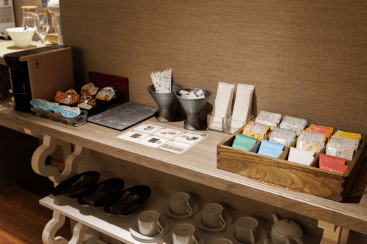 【静龍フロア｜プレミアムラウンジ】ラウンジではコーヒーやソフトドリンクをご自由にお飲みいただけます。