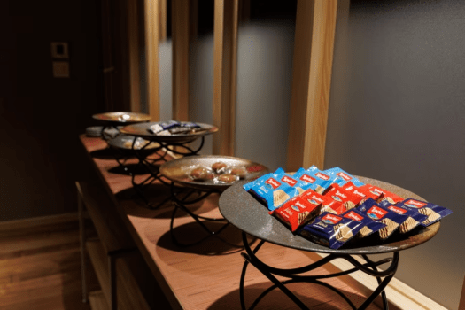 【静龍フロア|プレミアムラウンジ】ワイン、ソフトドリンク、お菓子など自由にお楽しみいただけます。 【静龍フロア|プレミアムラウンジ】ワイン、ソフトドリンク、お菓子など自由にお楽しみいただけます。