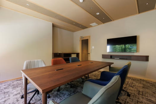 【談話室ミーティングルーム】貸し切り利用も承ります。プライベートな空間として快適にお使いください。
