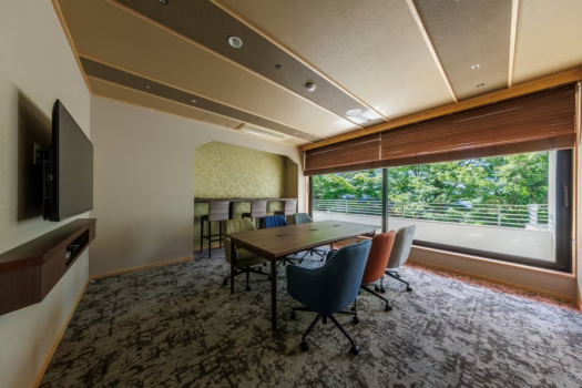 【談話室ミーティングルーム】明るく開放的な空間で、会議や打ち合わせに集中していただけます。