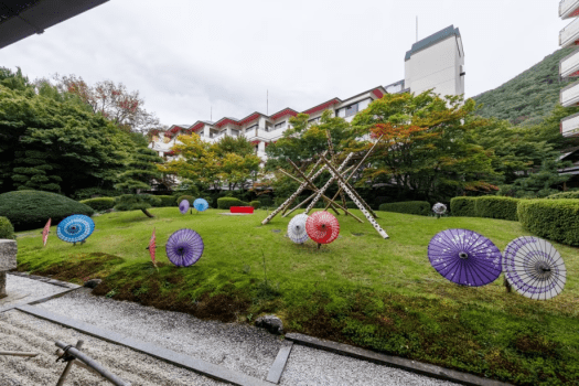 【庭園】四季折々の表情を見せる日本庭園。心静かに過ごすひとときを。