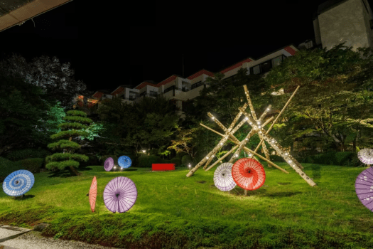 【庭園】夜にはライトアップされ、ラウンジやお部屋から幻想的な風景をお楽しみ頂けます。