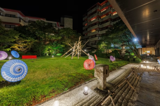 【庭園】ライトアップされた姿もお楽しみください。