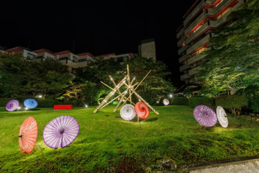 【庭園】夜にはライトアップされ、ラウンジやお部屋から幻想的な風景をお楽しみ頂けます。
