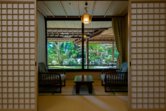 【静龍 一階特別室】間近に四季の自然を楽しみながら、静かな時間を過ごすことができます。