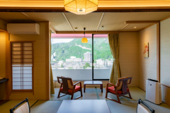 【本館和室】山々と鬼怒川の街並み、のどかな景観を望むお部屋です。