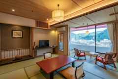 【本館和室】本間と次の間は襖で仕切ることもできます。