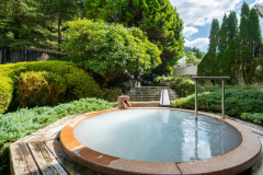 ミクロの泡が乳白色に見える不思議なシルクバス。