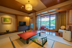 【本館寛ぎ和洋室】和室10畳+ツインベッドルームの広々としたお部屋です。