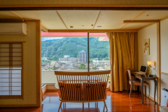 【本館客室ラグジュアリーツイン】窓際のテーブルセットはワーケーションにもご利用いただけます