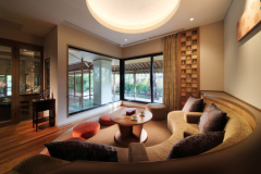 日本庭園を間近に望む静かな静龍の一階特別室を二部屋使い、ベットルーム2ヶ所、トイレ2ヶ所、8畳の和室にパウダールームが設置された、広さ109平方メートルのとても広々としたスペシャルルーム。