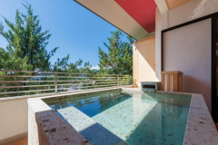 【静龍フロア｜露天風呂付スイート翠嶺】開放的な露天風呂からは庭園を眺めます。