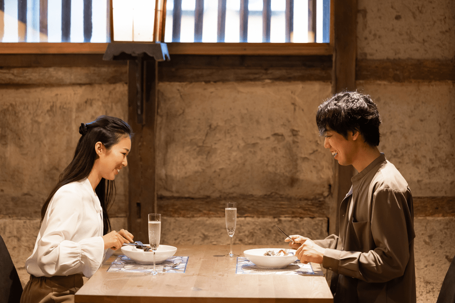 【夕食】［イメージ］ お食事は酒蔵をリノベーションしたレストランにて。落ち着いた空間で食を堪能。