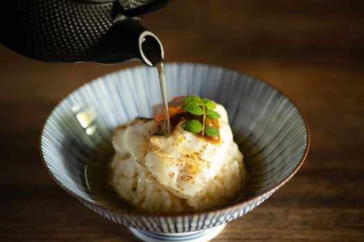 【朝食】［鯛茶漬け］ 福崎町産の米ともち麦をブレンド。新鮮な鯛と出汁のやさしい旨みがお腹を満たします