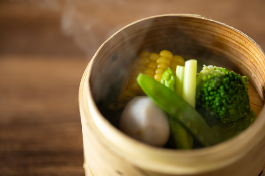 【朝食】 近隣の農家から仕入れた野菜は、煮物や蒸し野菜など様々なお料理に使用。