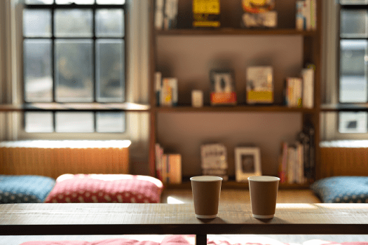 【旧郵便局舎】 １階は共有ライブラリーに。ゴロリとくつろげる畳のコーナーも◎