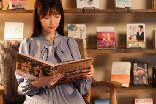 非日常の空間で出逢う、一冊。いつもは読まないような本と出逢い、新しい自分を知る、静かな蔵書の旅――。