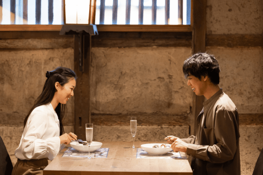 【夕食】［イメージ］ お食事は酒蔵をリノベーションしたレストランにて。落ち着いた空間で食を堪能。