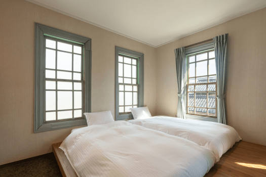 【〒202】 当時の面影を残す窓枠も人気のひとつ。