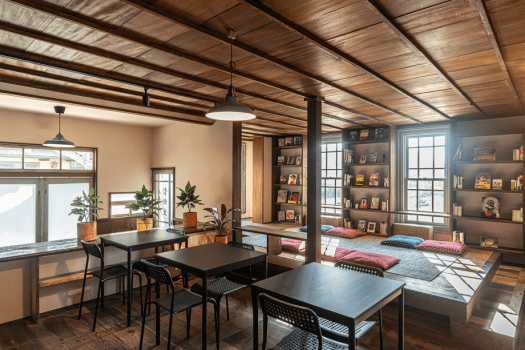 【旧郵便局舎-BOOK CAFE-】 〒201と202宿泊の方は、ライブラリーとして自由に利用可能。