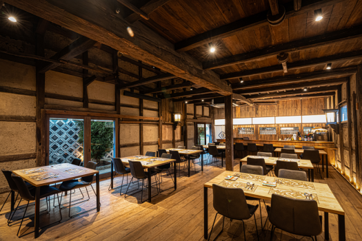 【レストラン】［Farms’Kitchen三木家］ 酒蔵をリノベーション。落ち着いた空間で食を堪能。