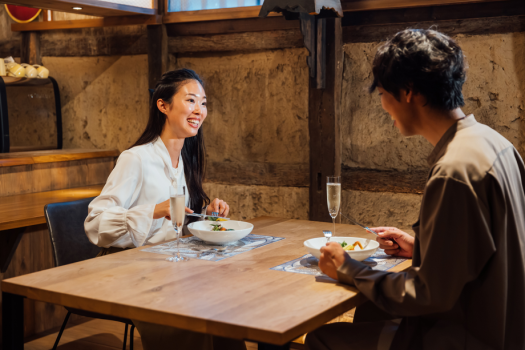 特別な空間で分かち合う、美味しいひととき。思わず笑みがこぼれる一皿とおもてなしをご提供いたします。
