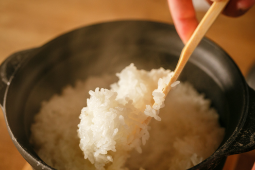 福崎町産の米ともち麦をブレンドし、鉄窯で炊きあげます。もちっとした食感と、体に嬉しい栄養価をぜひ。