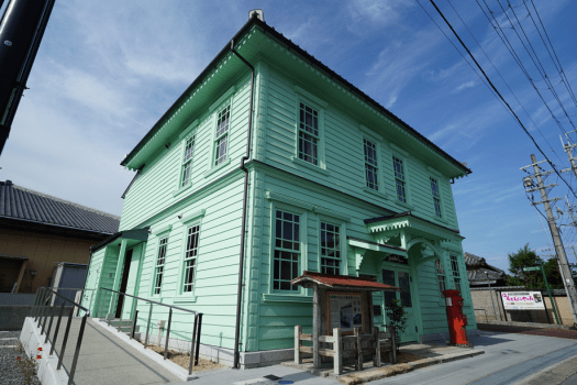【旧郵便局舎】 目印はミントグリーンの洋館と、その前に佇むレトロな赤ポスト。