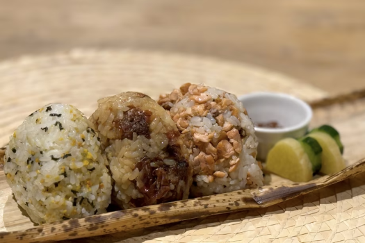 【朝食用おにぎりセット】 早朝のご出発に合わせ、前日ディナー後におにぎりセットをお渡しいたします。