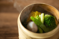 【朝食】 近隣の農家から仕入れた野菜は、煮物や蒸し野菜など様々なお料理に使用。