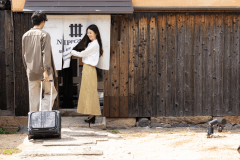 NIPPONIA播磨福崎へようこそ。蔵書に囲まれた、ゆったりとしたひとときをお楽しみください。