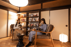 【離れ】［滞在イメージ］ 客室で耽読できることの贅沢感。会話も気兼ねなく楽しめます。