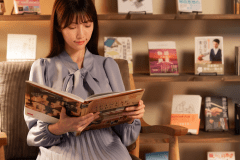 非日常の空間で出逢う、一冊。いつもは読まないような本と出逢い、新しい自分を知る、静かな蔵書の旅――。