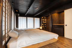 【副屋】［寝室］ 奥には本棚。