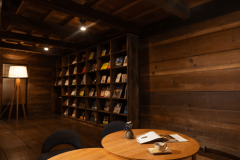 【内蔵】 「蔵」という独特の閉鎖感と心地よさが、静かなる非日常へと誘います。