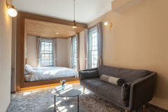 【〒201】 旧辻川郵便局舎リノベーション客室のひとつ。浴室の可愛いタイルも必見！