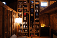 【角蔵】 天井まで施された本棚には、セレクトされた本がずらり。