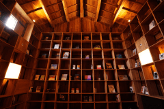 【米蔵】 ベッドを取り囲むよう施された高い本棚は、圧巻の一言。眠る直前まで読書を楽しめる一室。